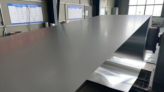 0.55 мм Толщина 1250 мм Ширина Цветная покрытая алюминиевая катушка Дождевая канавка, используемая с предварительно окрашенными алюминиевыми листами