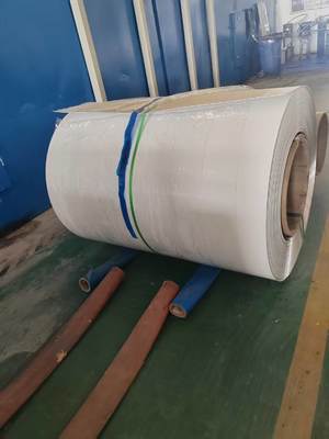 Для покрытия патио толщиной 0,75 мм, сплав 3105 H24, 22 калибра, белый цвет, ударопрочная предварительно окрашенная алюминиевая катушка с краской из ПВДФ