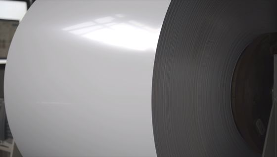 Белый/белый алюминиевый лист с цветным покрытием RAL 9010 в рулоне 3105 H44 для изготовления желобов или водосточных труб.